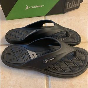 Brand new Men’s Rider black flip flops size 13